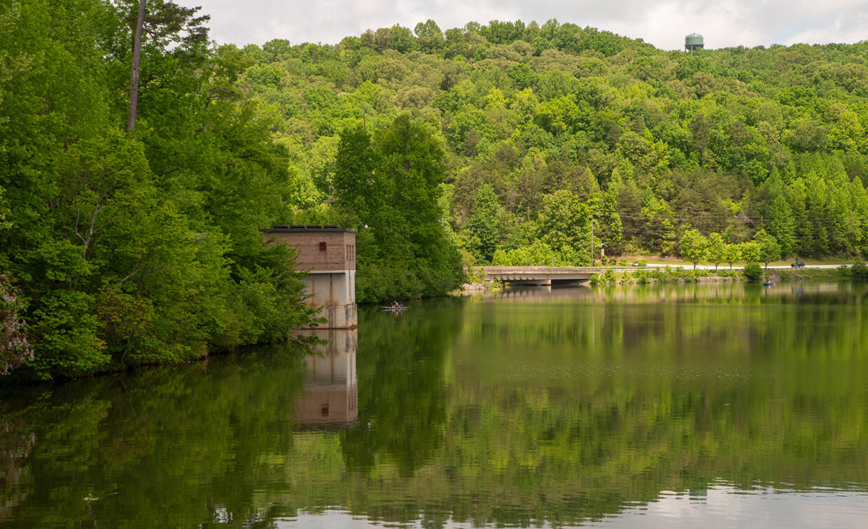 Image of a lake.